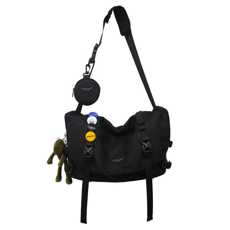 Geantă crossbody de tip messenger – exterior din nailon, căptușeală poliester, stil messenger, formă orizontal pătrată, închidere cu clapă