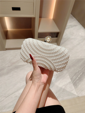 Gyöngyös estélyi táska gyémánt csattal, horizontálisan négyszögletes formájú, záródás, poliészter bélés, kézi és vállon átvethető pánt