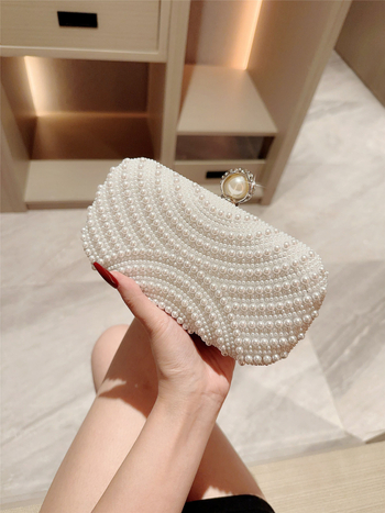 Gyöngyös estélyi táska gyémánt csattal, horizontálisan négyszögletes formájú, záródás, poliészter bélés, kézi és vállon átvethető pánt