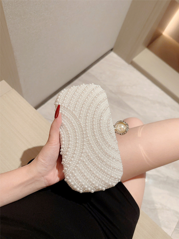 Gyöngyös estélyi táska gyémánt csattal, horizontálisan négyszögletes formájú, záródás, poliészter bélés, kézi és vállon átvethető pánt