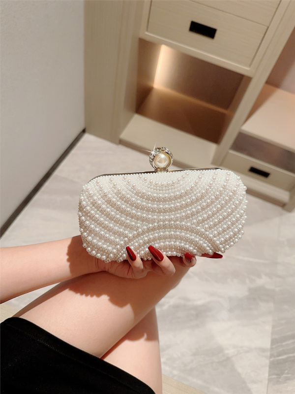 Gyöngyös estélyi táska gyémánt csattal, horizontálisan négyszögletes formájú, záródás, poliészter bélés, kézi és vállon átvethető pánt