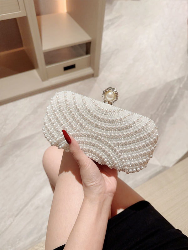 Gyöngyös estélyi táska gyémánt csattal, horizontálisan négyszögletes formájú, záródás, poliészter bélés, kézi és vállon átvethető pánt