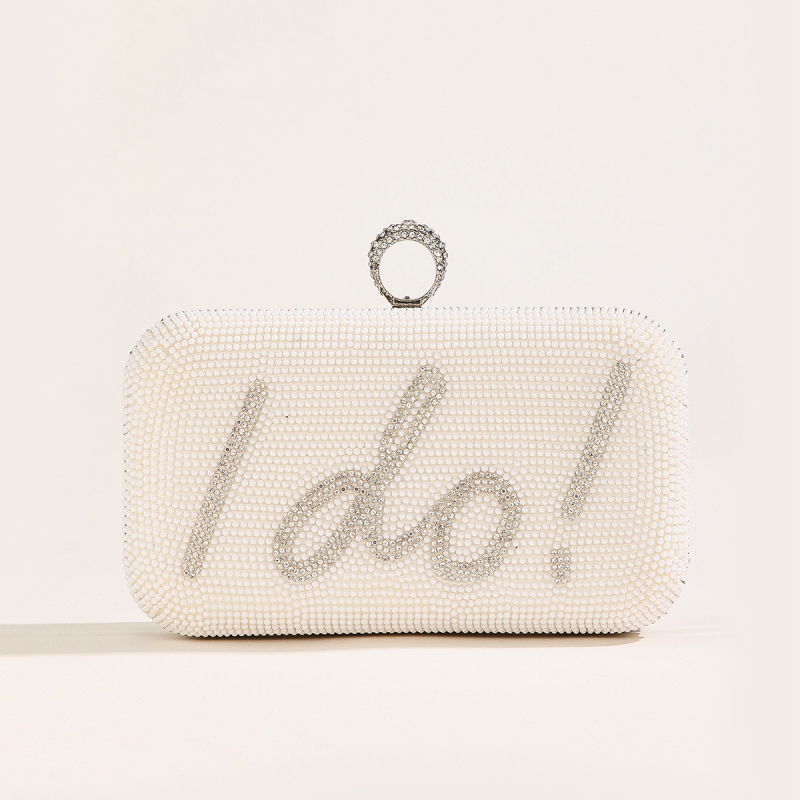 Вечерна чанта клъч – хоризонтална квадратна форма; пластмасово тяло; полиестерна подплата; заключване; джоб за мобилен телефон