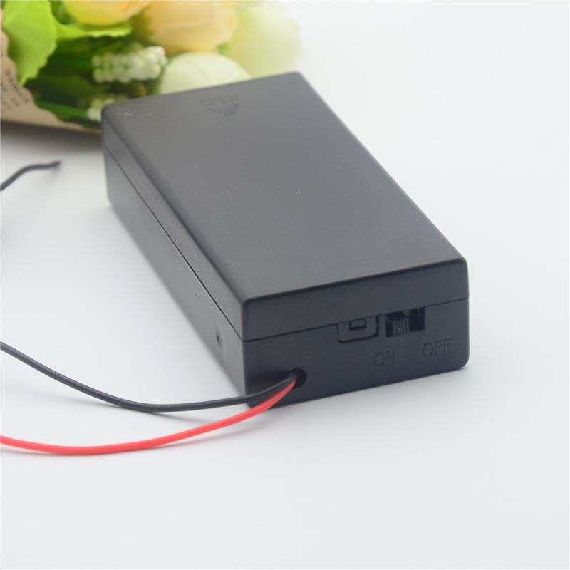 2×18650 кутия за батерии, 7,4V, напълно затворена, с капак и превключвател