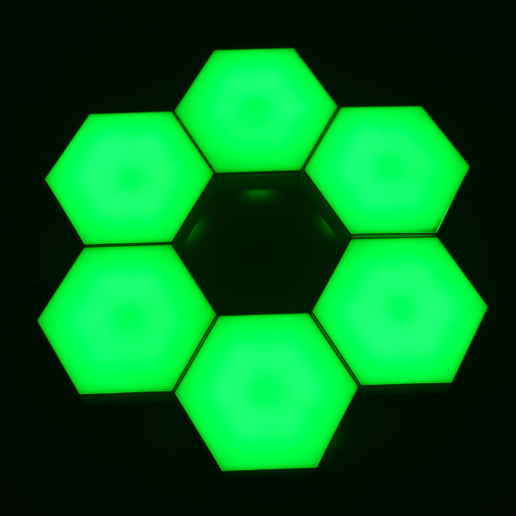 Fali lámpa méhsejt alakú LED színváltó dizájnnal, folyosóra (12V, műanyag árnyékoló, 1 foglalat, 1000 óra élettartam)