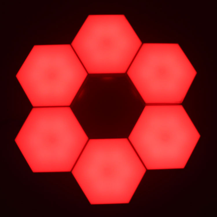 Fali lámpa méhsejt alakú LED színváltó dizájnnal, folyosóra (12V, műanyag árnyékoló, 1 foglalat, 1000 óra élettartam)