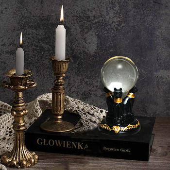 Άγαλμα γάτας με βάση κρυσταλλικής σφαίρας — διακοσμητικό επιτραπέζιο από ρητίνη, αμερικανικού στυλ