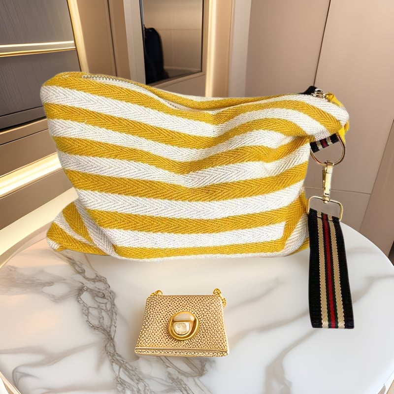 Kézzel készített vászon tassel klutch csíkos díszítéssel, cipzáros záródás, vízszintes négyzet alakú forma, belső cipzáros zseb, poliészter bélés