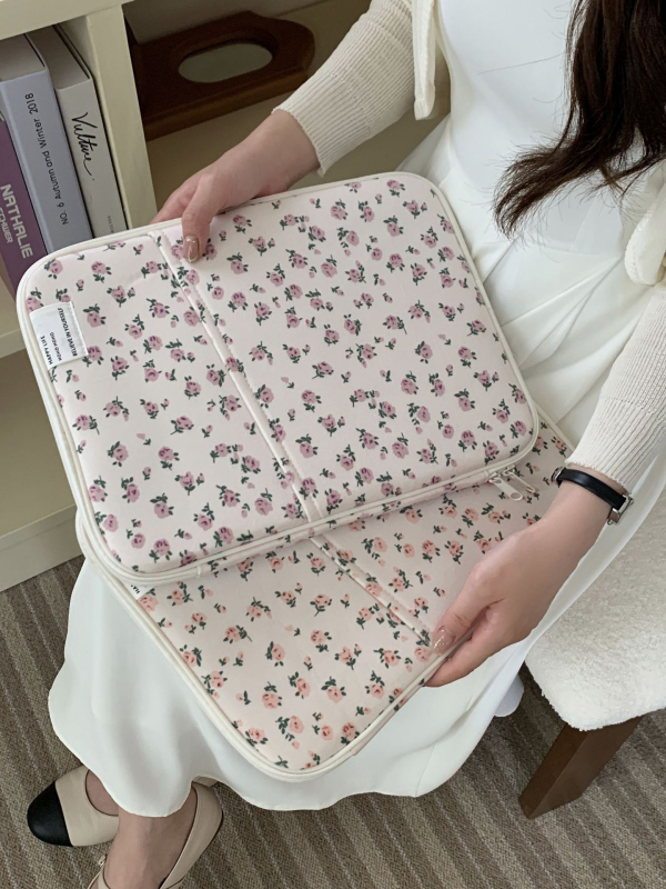 Θήκη για λάπτοπ με μοτίβο λουλουδιών, εξωτερικό από πολυεστέρα и επένδυση πολυεστέρα, συμβατή με MacBook, κυκλοφορεί Άνοιξη 2024.