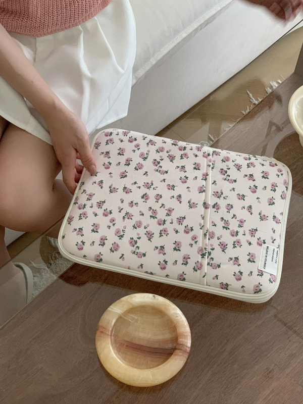 Θήκη για λάπτοπ με μοτίβο λουλουδιών, εξωτερικό από πολυεστέρα и επένδυση πολυεστέρα, συμβατή με MacBook, κυκλοφορεί Άνοιξη 2024.