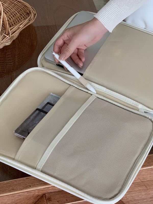 Θήκη για λάπτοπ με μοτίβο λουλουδιών, εξωτερικό από πολυεστέρα и επένδυση πολυεστέρα, συμβατή με MacBook, κυκλοφορεί Άνοιξη 2024.