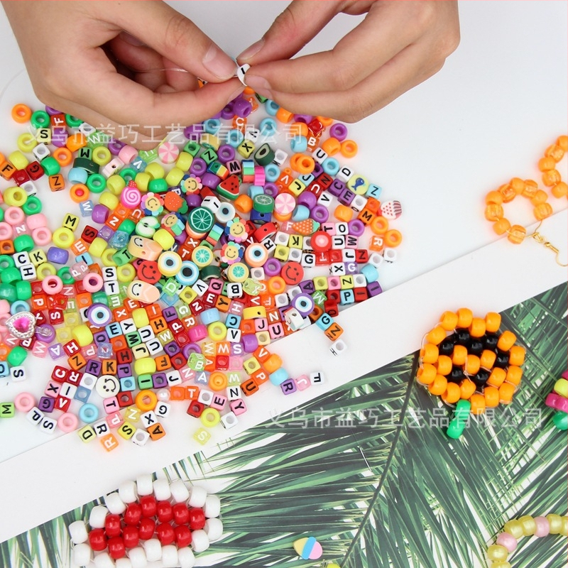 Sada korálikov z polymerovej hliny pre DIY šperky — usmievavé poní korálky, valčekové korálky, písmená, motív ovocia
