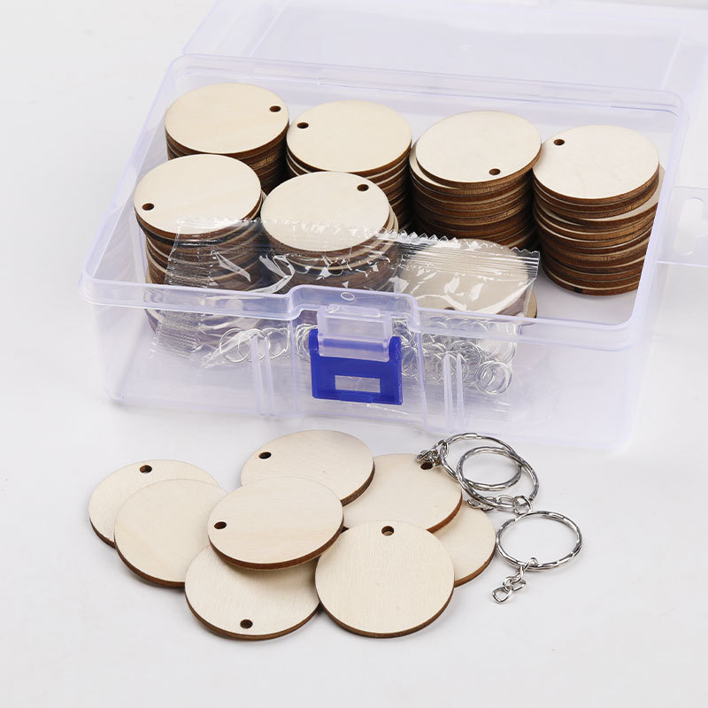 Fából készült medál, polírozott felület, idillikus stílus