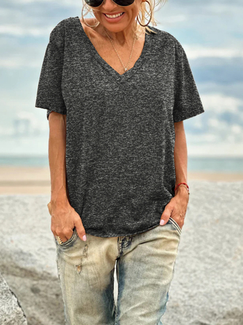 Top dama cu decolteu în V, mânecă scurtă, croi lejer, țesătură poliester-elastan, lungime 50–65 cm