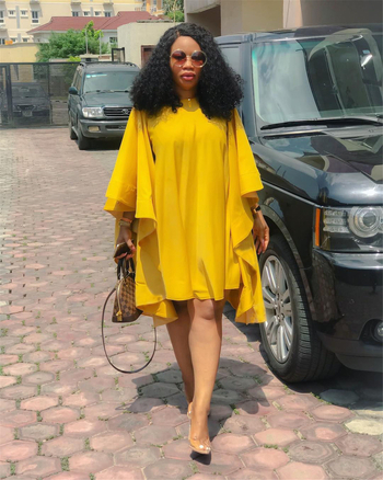 Φόρεμα, πολυεστερικήύφανση, πλισέ φούστα, στρογγυλό λαιμόκοψη, μακρύς μανίκι, ελεύθερη μέση