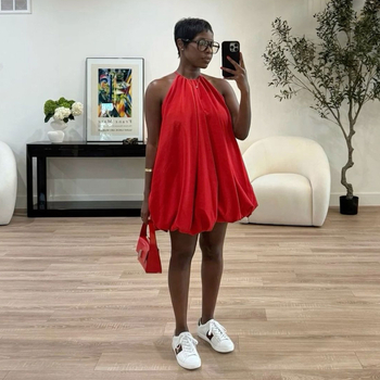 Φόρεμα από πολυεστέρα χωρίς μανίκια με λαιμόκοψη halter, πλισέ, μονόχρωμο, κοντό μήκος