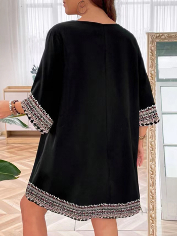 Дамска плетена рокля с V-образно деколте, 3/4 ръкави, средна дължина и прав силует, случаен принт