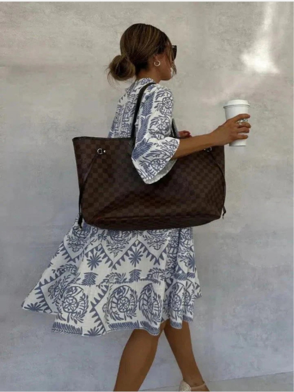 rochie imprimată cu decolteu în V, croială în A, lungime midi, mâneci 3/4, stil boem