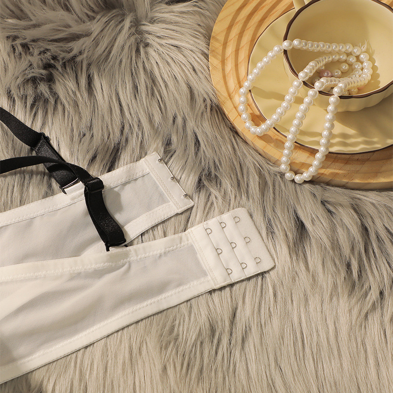 Balconette Bralette su plieno žiedu, be įdėklų, 3/4 puodelis su plonu formuojančiu puodeliu, nėrinių siuvinėjimas