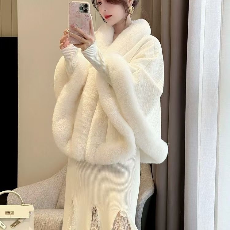 Πόνχο από τεχνητή γούνα Rex Rabbit με γούνινο γιακά – γυναικείο ένδυμα για όλους τους εποχικούς καιρούς, κυκλοφόρησε το χειμώνα του 2023