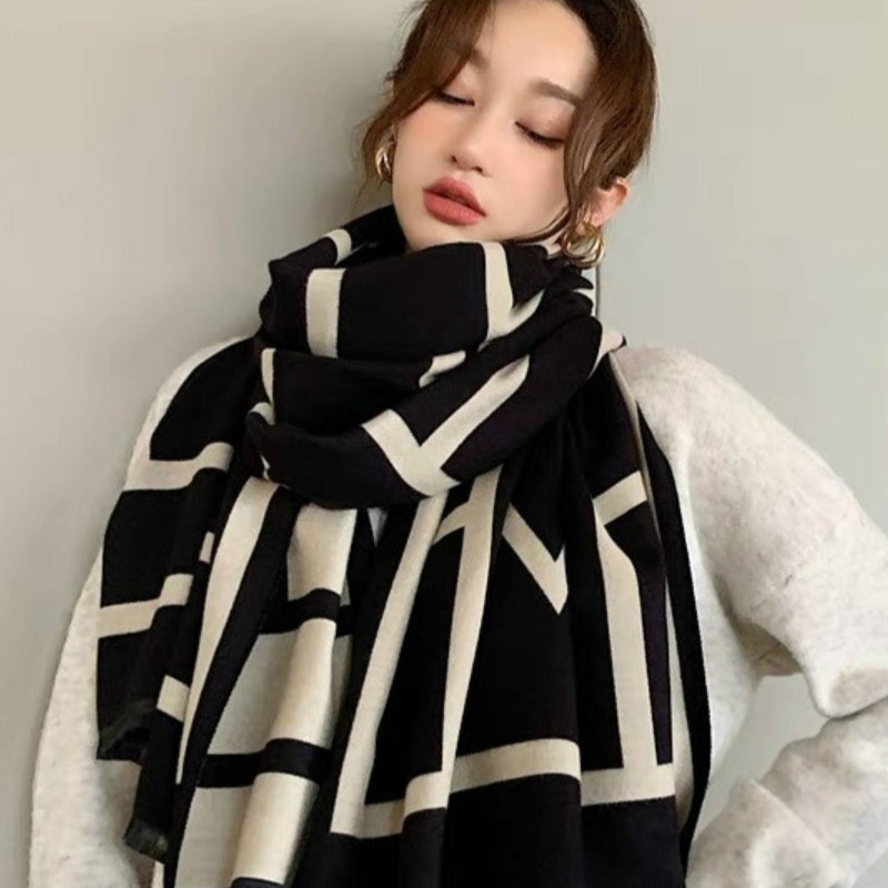 Женски шал – имитационен кашмир; основна тъкан: акрил; запазва топлината, защита от слънцето и прахоустойчивост; четири сезона