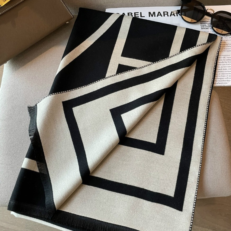 Женски шал – имитационен кашмир; основна тъкан: акрил; запазва топлината, защита от слънцето и прахоустойчивост; четири сезона