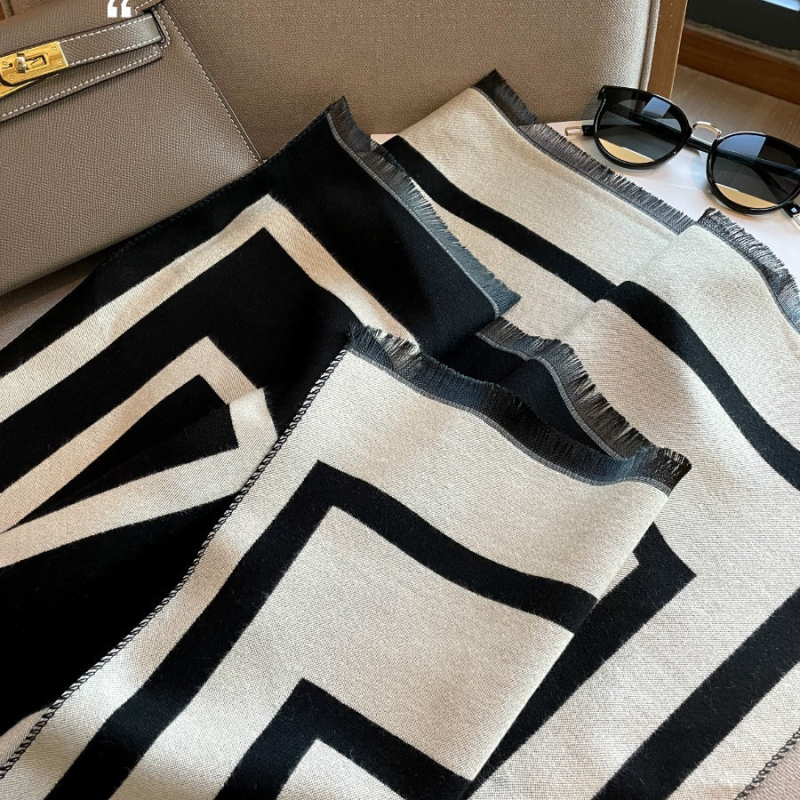 Женски шал – имитационен кашмир; основна тъкан: акрил; запазва топлината, защита от слънцето и прахоустойчивост; четири сезона