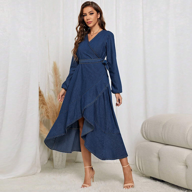 Denim ruha pántos fűzővel, V-nyakú, hosszú ujjú, midi hossz, szabálytalan szegély (50–70% pamut)
