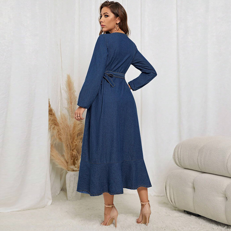 Denim ruha pántos fűzővel, V-nyakú, hosszú ujjú, midi hossz, szabálytalan szegély (50–70% pamut)
