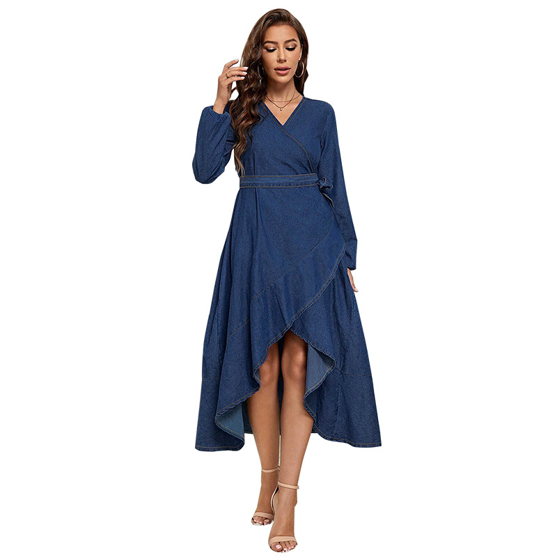 Denim ruha pántos fűzővel, V-nyakú, hosszú ujjú, midi hossz, szabálytalan szegély (50–70% pamut)
