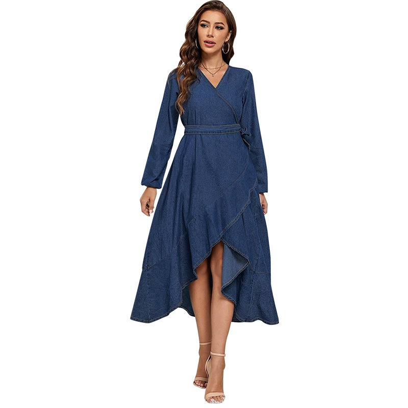 Denim ruha pántos fűzővel, V-nyakú, hosszú ujjú, midi hossz, szabálytalan szegély (50–70% pamut)