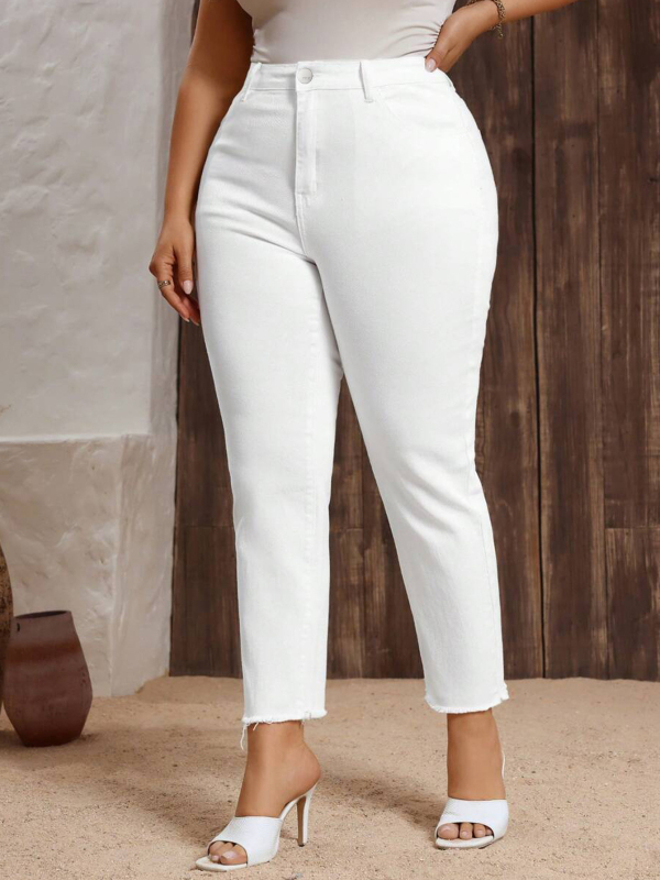 Sieviešu elastīgās džinsi ar taisnu piegriezumu un saplēstiem galiem – viduklis vidēja augstuma, kokvilnas-poliesteru maisījums (50–70% kokvilna, <30% poliesteris)