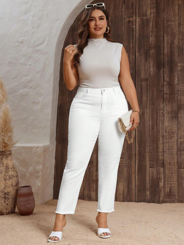 Sieviešu elastīgās džinsi ar taisnu piegriezumu un saplēstiem galiem – viduklis vidēja augstuma, kokvilnas-poliesteru maisījums (50–70% kokvilna, <30% poliesteris)