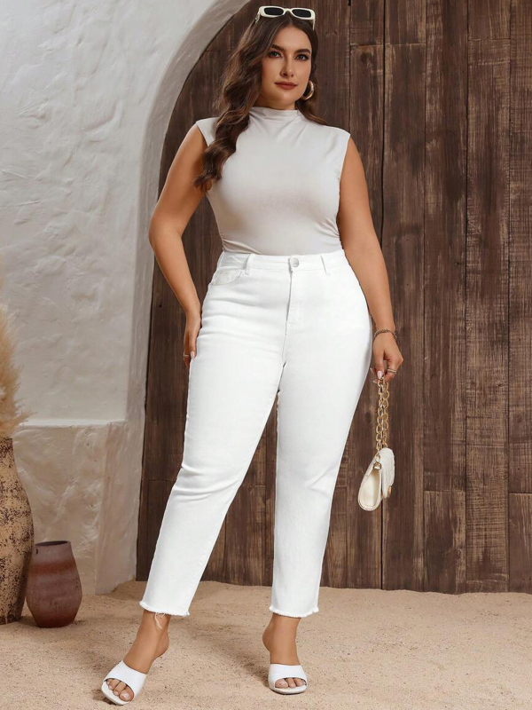 Sieviešu elastīgās džinsi ar taisnu piegriezumu un saplēstiem galiem – viduklis vidēja augstuma, kokvilnas-poliesteru maisījums (50–70% kokvilna, <30% poliesteris)