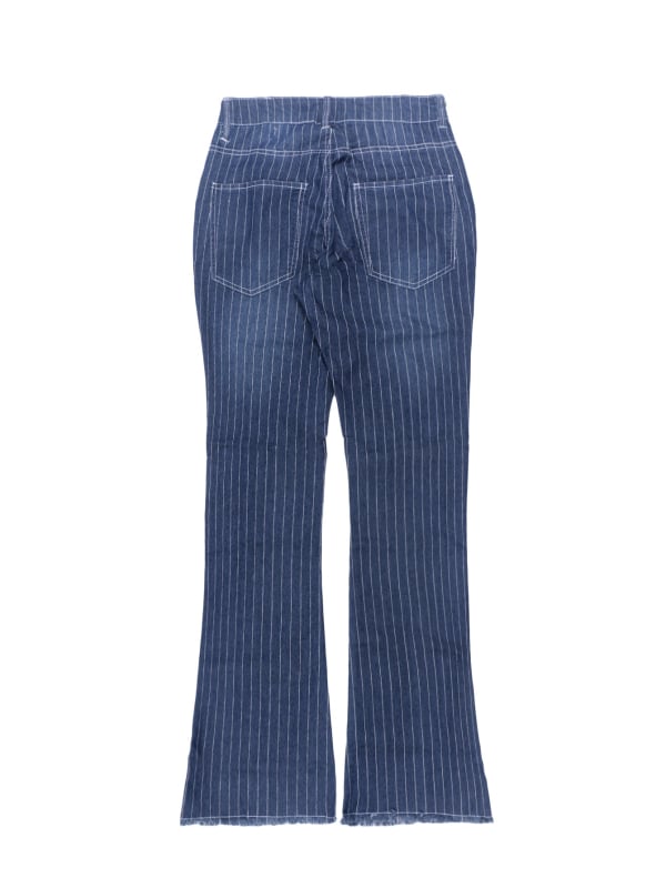 Farmernadrág, enyhén szabadon bővülő sziluett, utcai trend, 95% pamut, gombos záródás.