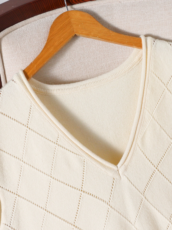 Moterų viskozės megztinė liemenė, laisvas siluetas, apvalus kaklas, literatūrinis retro stilius, pavasaris 2025