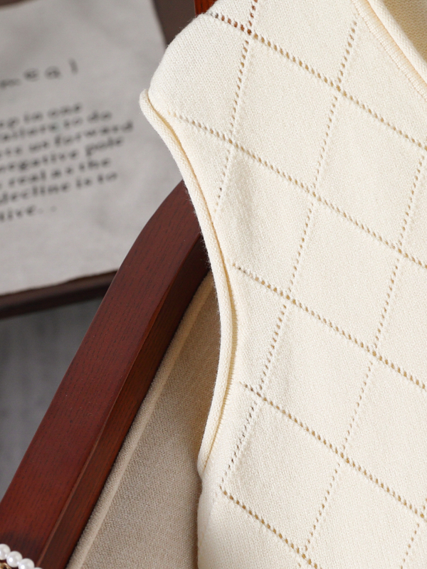 Moterų viskozės megztinė liemenė, laisvas siluetas, apvalus kaklas, literatūrinis retro stilius, pavasaris 2025