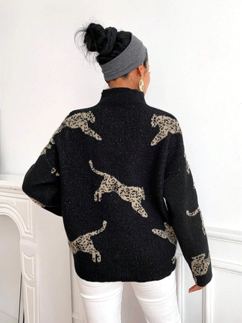 Pulover damă din material pluș cerb, jacquard cu model animal, guler semiînalt, tricot gros, croială lejeră