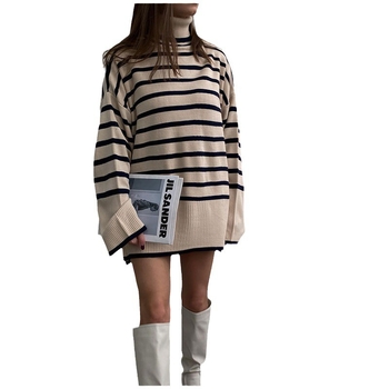 Пуловер трикотаж на райета, от core-spun прежда полиестер и вискоза; дълги разкроени ръкави; средна дължина силует.