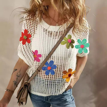 Пуловер с флорална бродерия, акрилно-полиестерова смес, кръгло деколте, къс ръкав, тънък трикотаж.