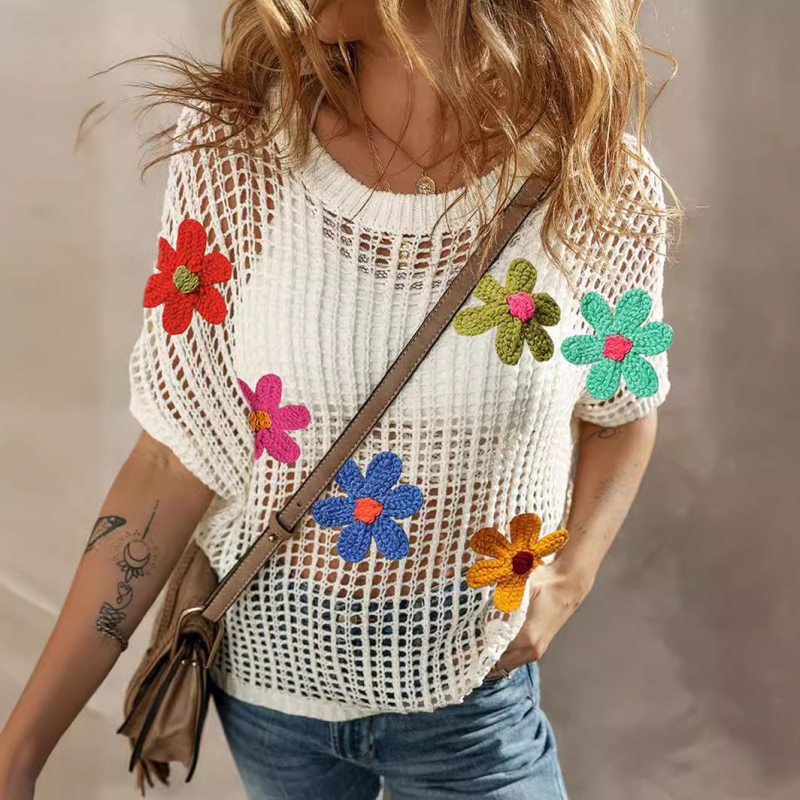 Пуловер с флорална бродерия, акрилно-полиестерова смес, кръгло деколте, къс ръкав, тънък трикотаж.