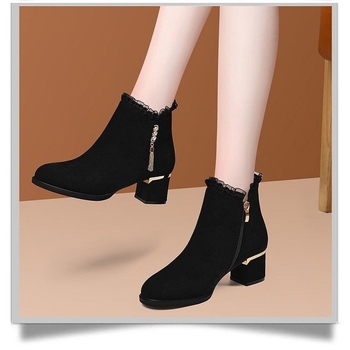 Velúr női divatcsizma hegyes orrú, 3-5 cm középmagas sarkú, belső plüss bélés, oldalsó cipzár