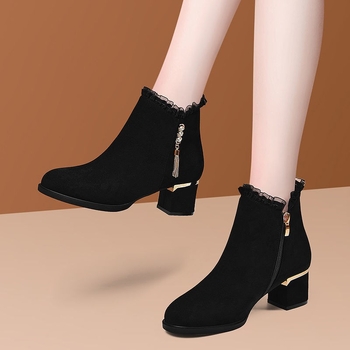 Velúr női divatcsizma hegyes orrú, 3-5 cm középmagas sarkú, belső plüss bélés, oldalsó cipzár