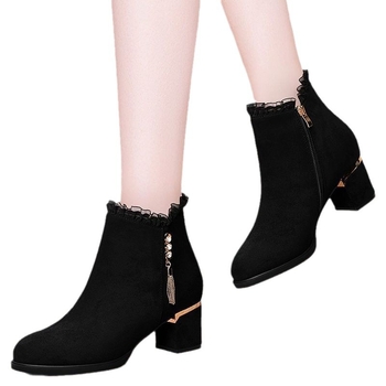 Velúr női divatcsizma hegyes orrú, 3-5 cm középmagas sarkú, belső plüss bélés, oldalsó cipzár