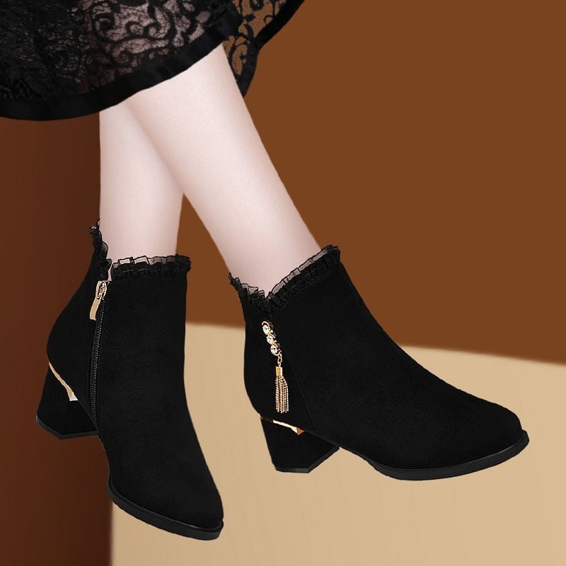 Velúr női divatcsizma hegyes orrú, 3-5 cm középmagas sarkú, belső plüss bélés, oldalsó cipzár