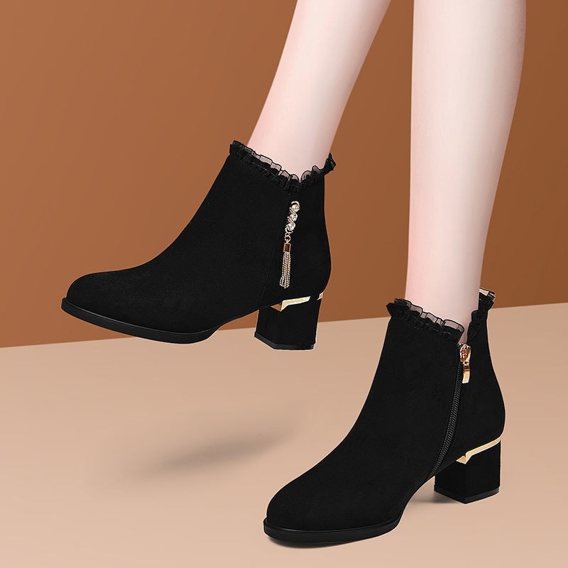 Velúr női divatcsizma hegyes orrú, 3-5 cm középmagas sarkú, belső plüss bélés, oldalsó cipzár