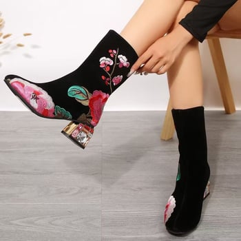 félmagas Martin csizma virágos hímzéssel, 6–8 cm-es magas sarok, hátulsó cipzár, gumí talp