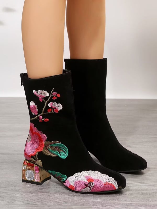 félmagas Martin csizma virágos hímzéssel, 6–8 cm-es magas sarok, hátulsó cipzár, gumí talp