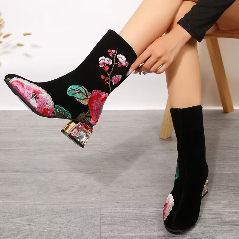 félmagas Martin csizma virágos hímzéssel, 6–8 cm-es magas sarok, hátulsó cipzár, gumí talp
