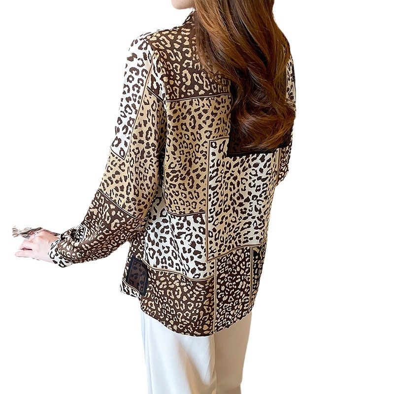 Риза от шифон с леопардов принт, поло яка, дълги ръкави, едноредова планка